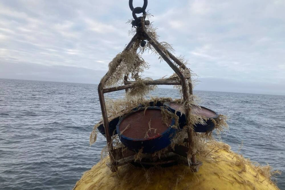 В океане подняли буйковую станцию